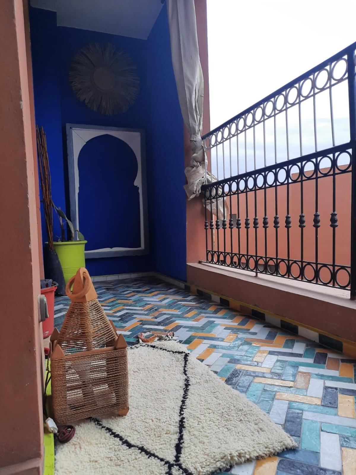 In Der Beruehmten Ysl Street Seulement A 1 Personne Ou Couple Marie Ou Touristes Etrangers Marrakesh