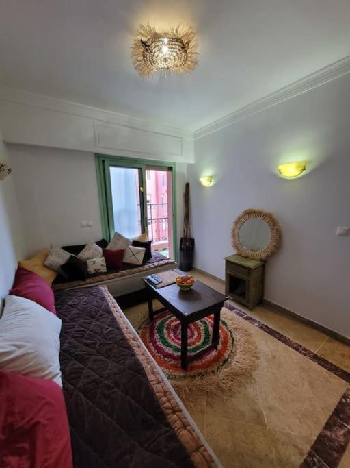 In Der Beruehmten Ysl Street Seulement A 1 Personne Ou Couple Marie Ou Touristes Etrangers Appartement
